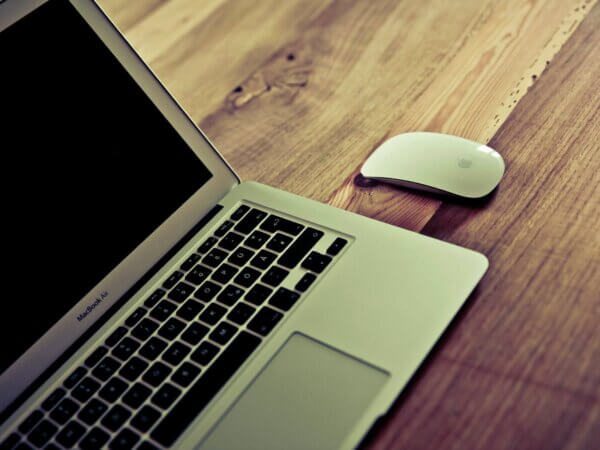 vanilla-wood-table-macbook-mouse