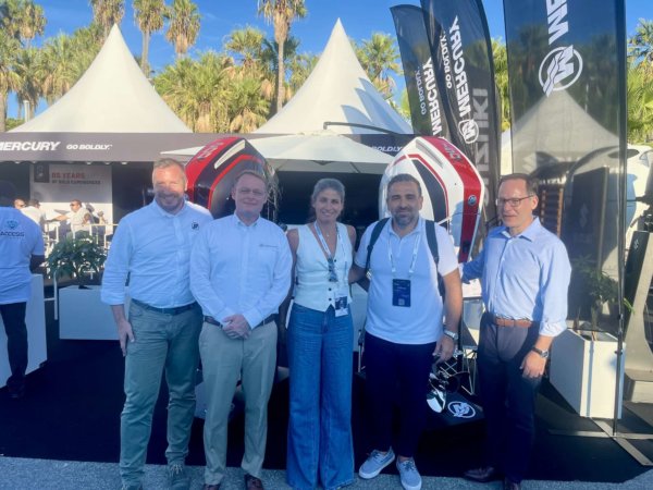  Από αριστερά προς δεξιά : Matthias Muller, Director Distributor Channel-Mercury EMEA, Facundo Onni, President-Mercury EMEA, Δρίτσα Μαρία, Sales Director, Ζώης Ευσταθίου, C.E.O, John Buelow, President – Mercury Marine Brunswick Corporation.